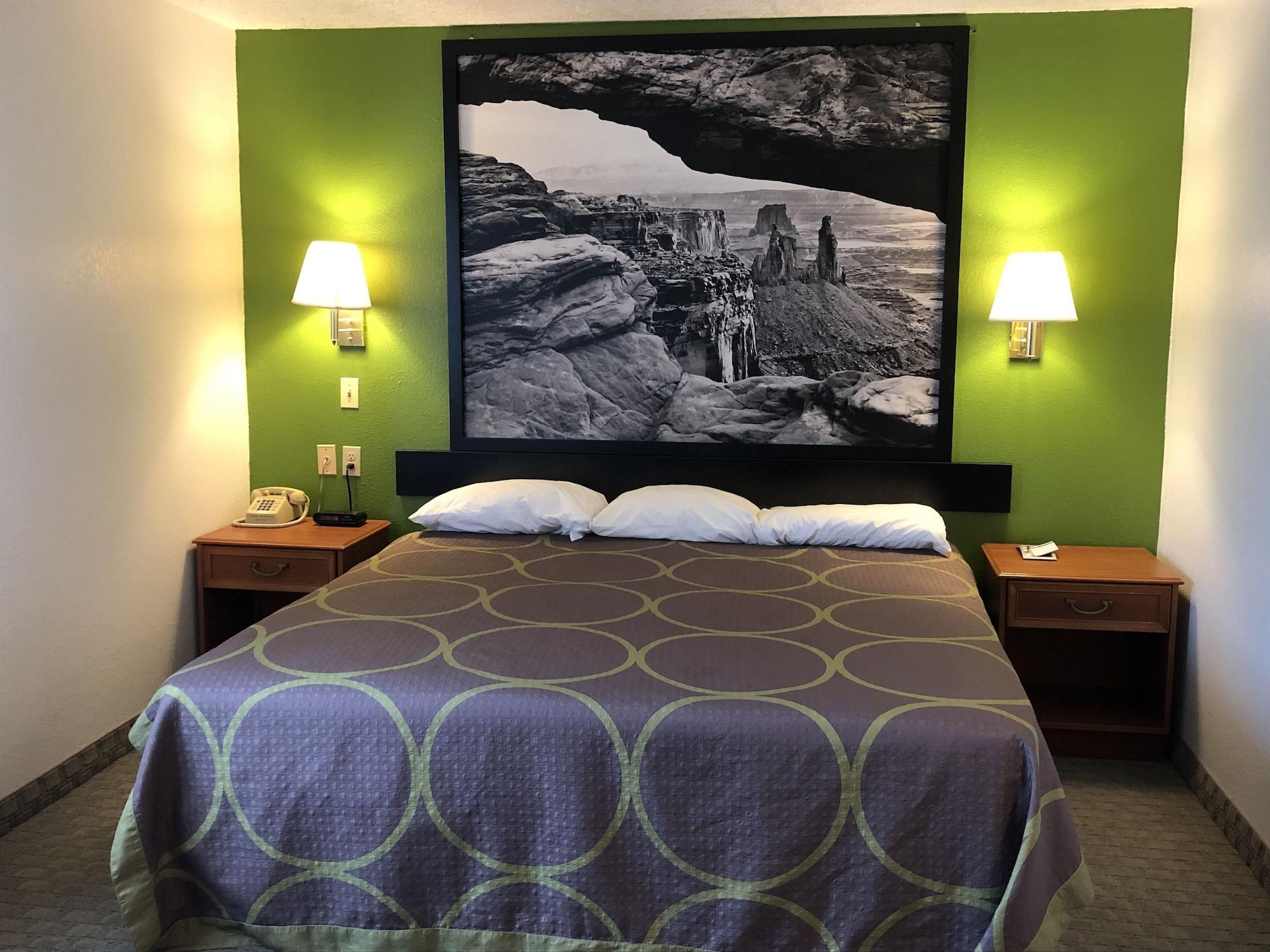 Super 8 By Wyndham Price Motel Bagian luar foto