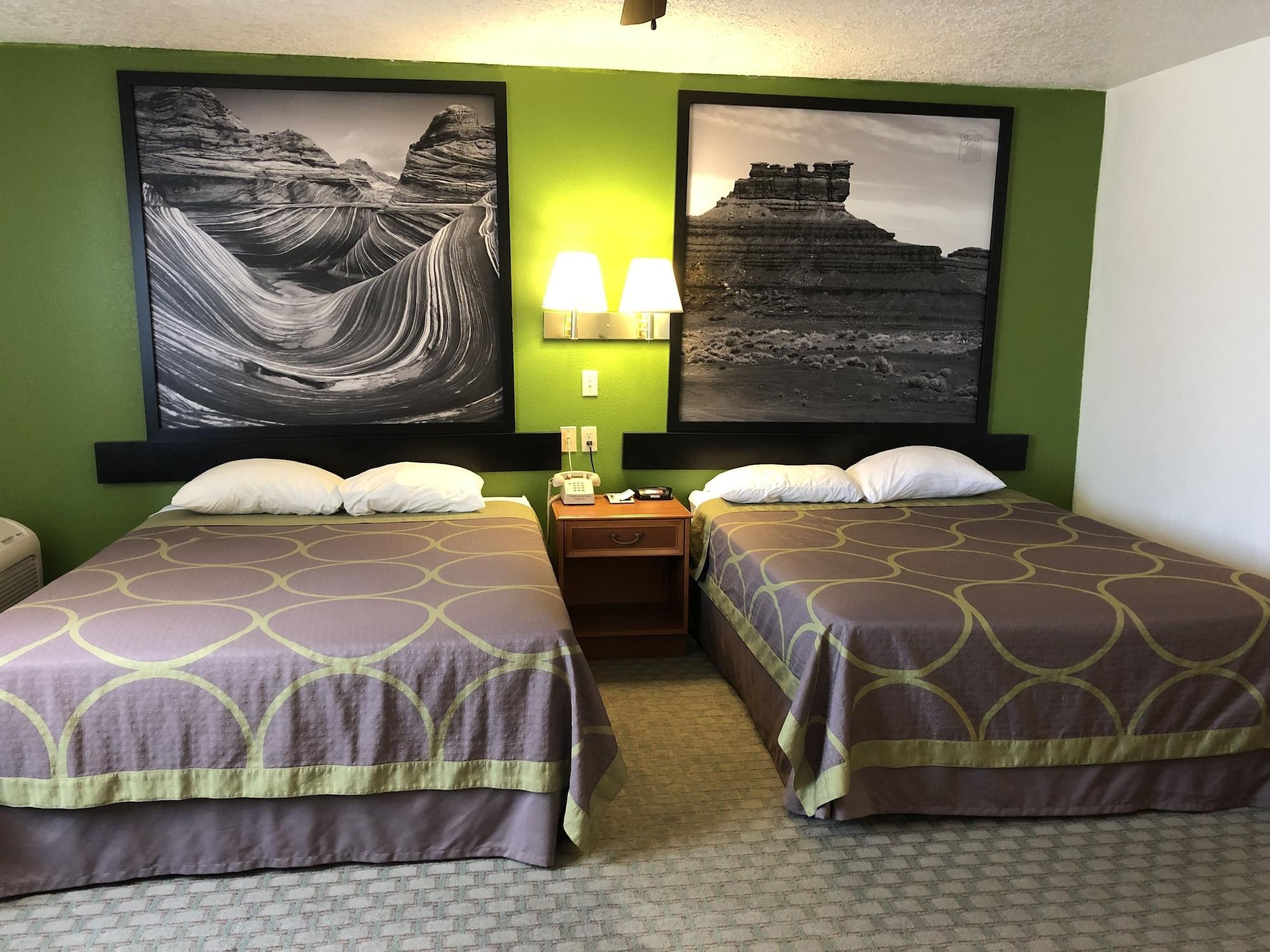 Super 8 By Wyndham Price Motel Bagian luar foto