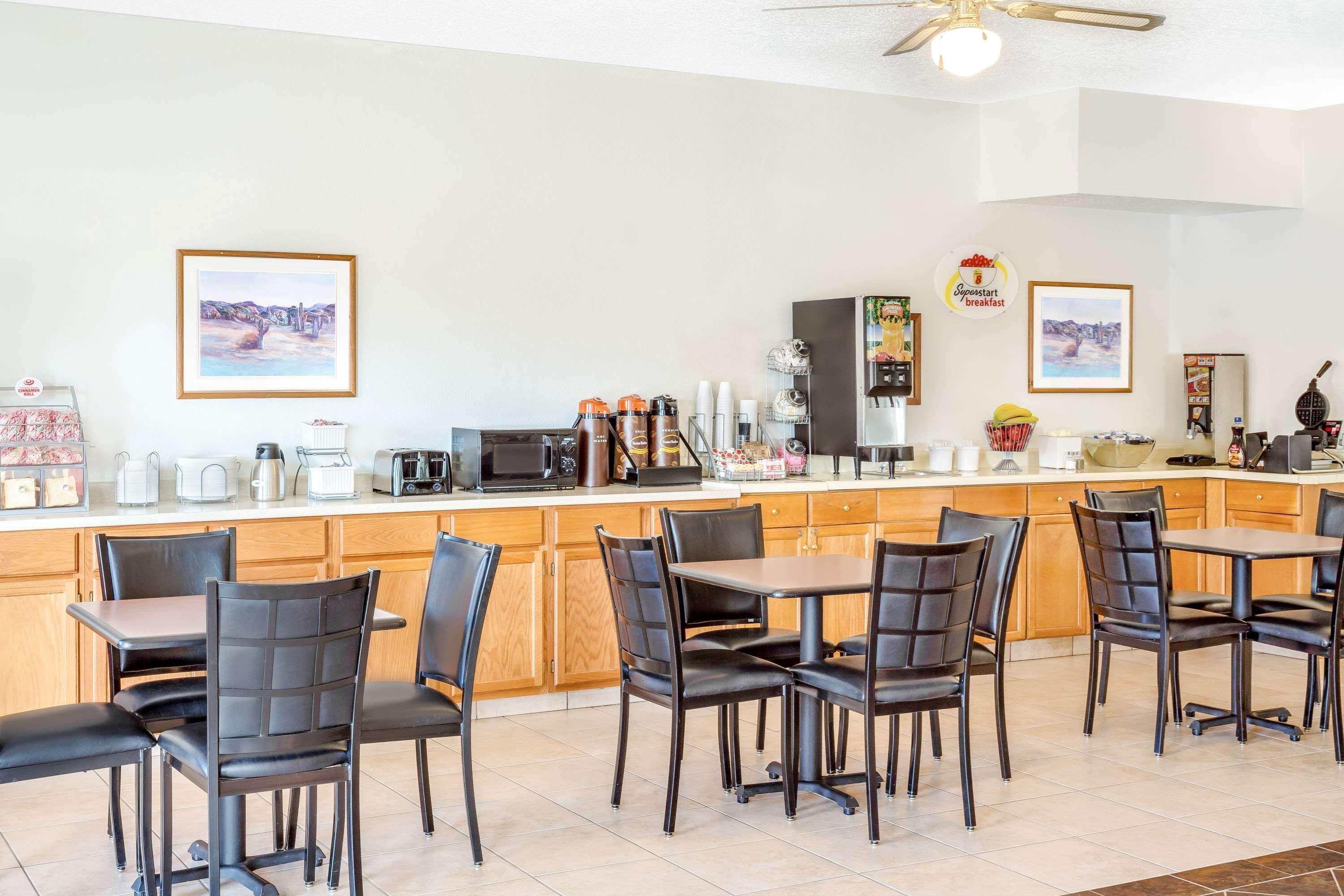 Super 8 By Wyndham Price Motel Bagian luar foto
