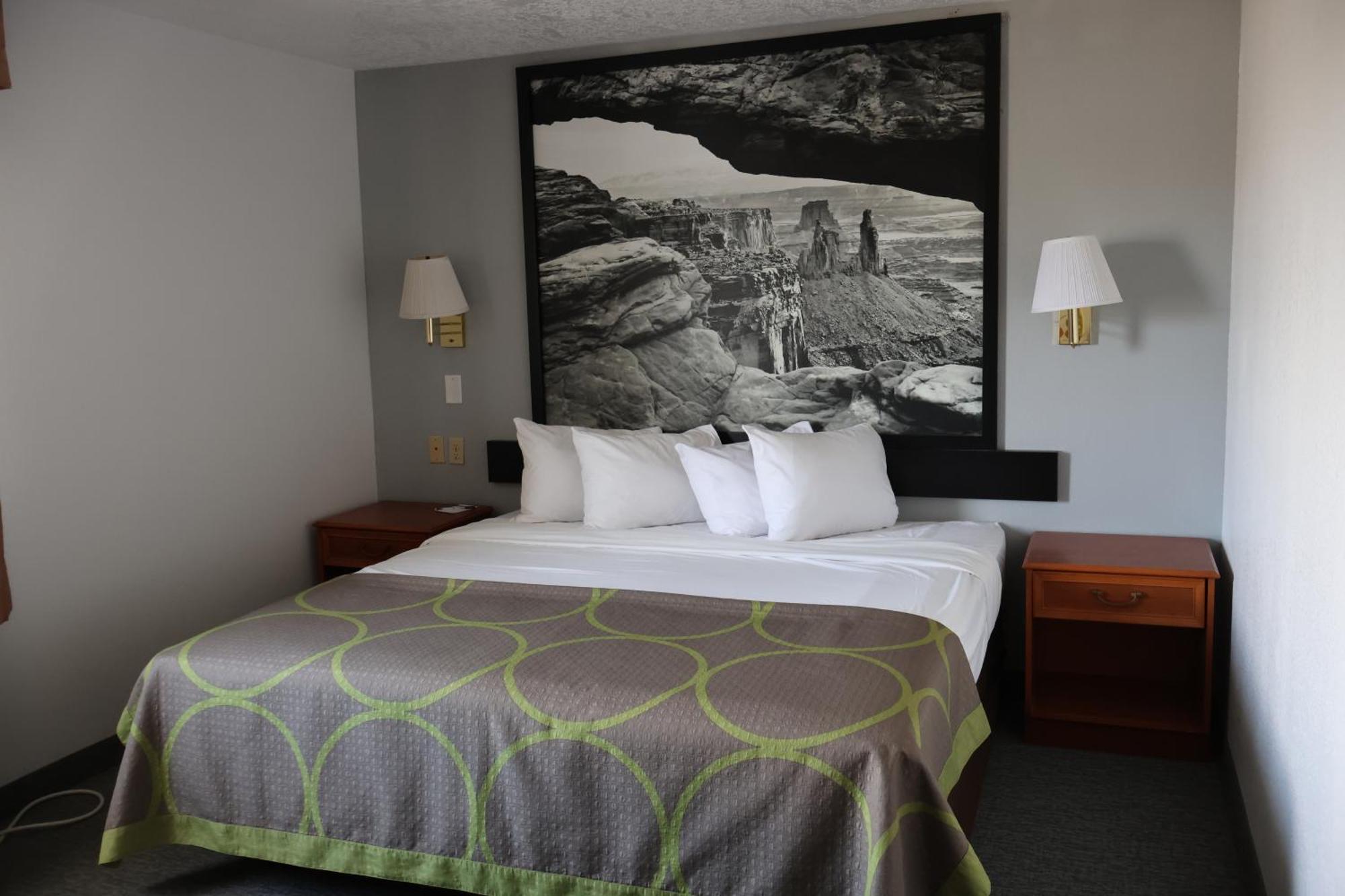 Super 8 By Wyndham Price Motel Bagian luar foto