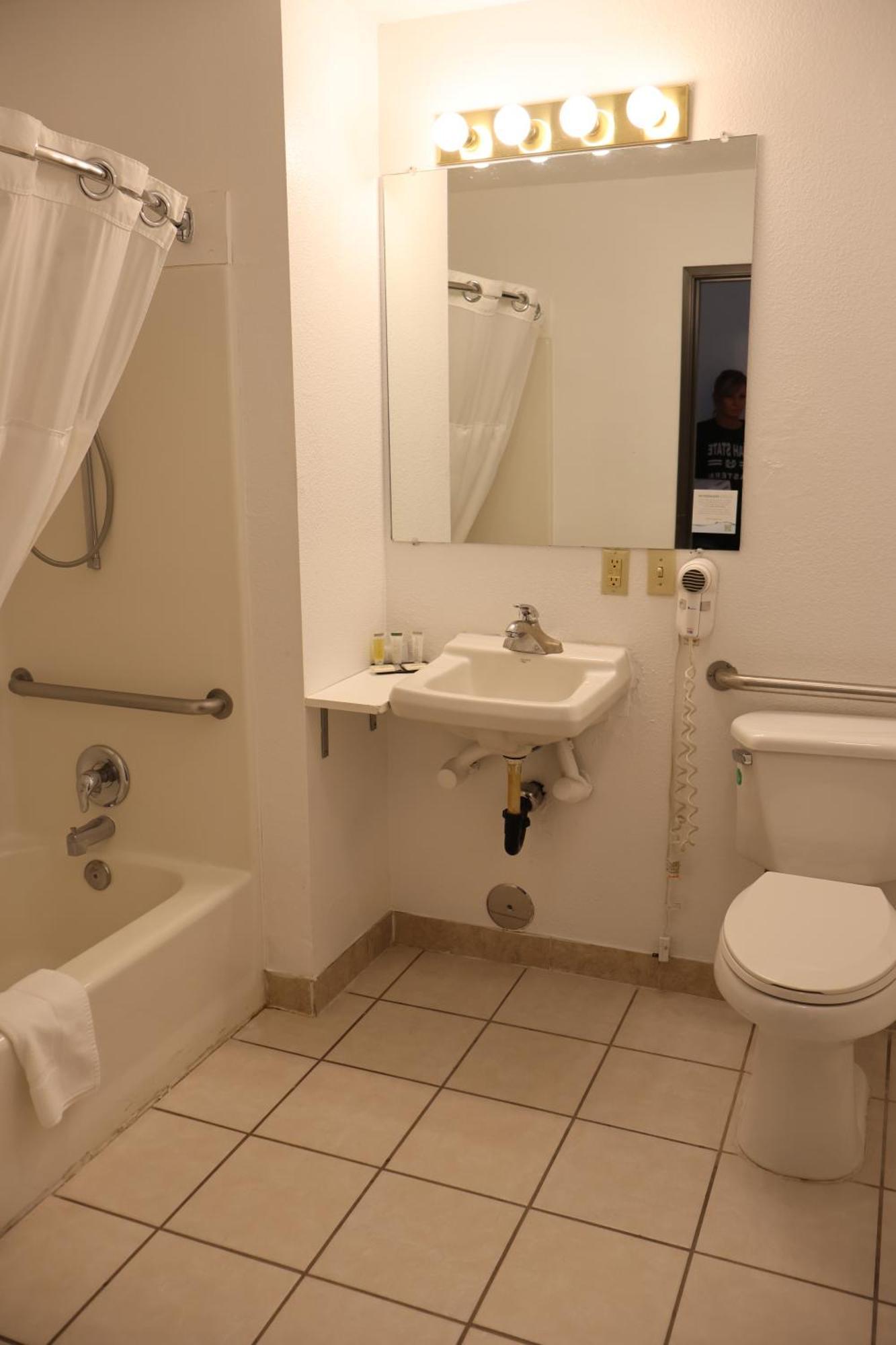Super 8 By Wyndham Price Motel Bagian luar foto