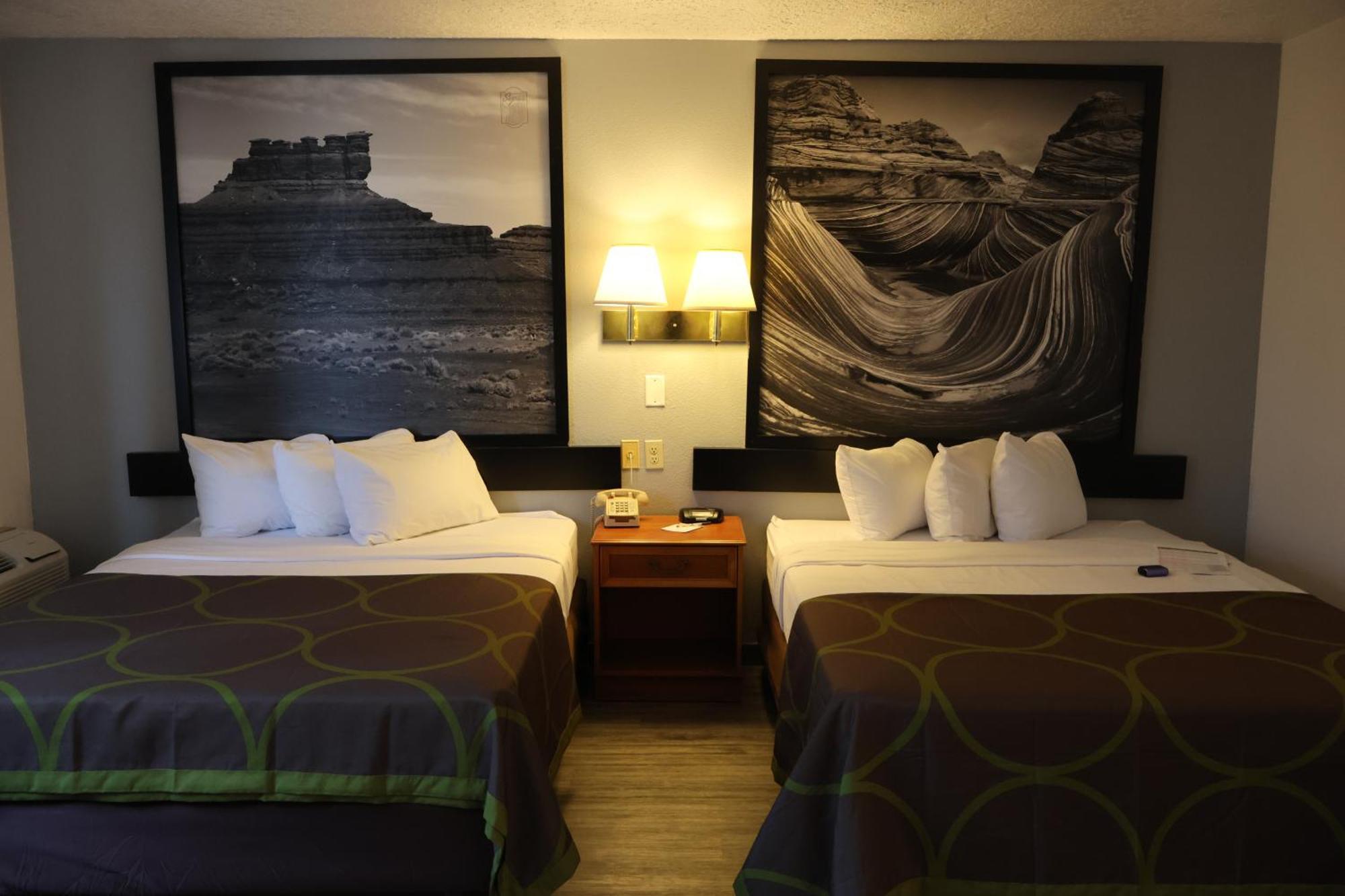 Super 8 By Wyndham Price Motel Bagian luar foto