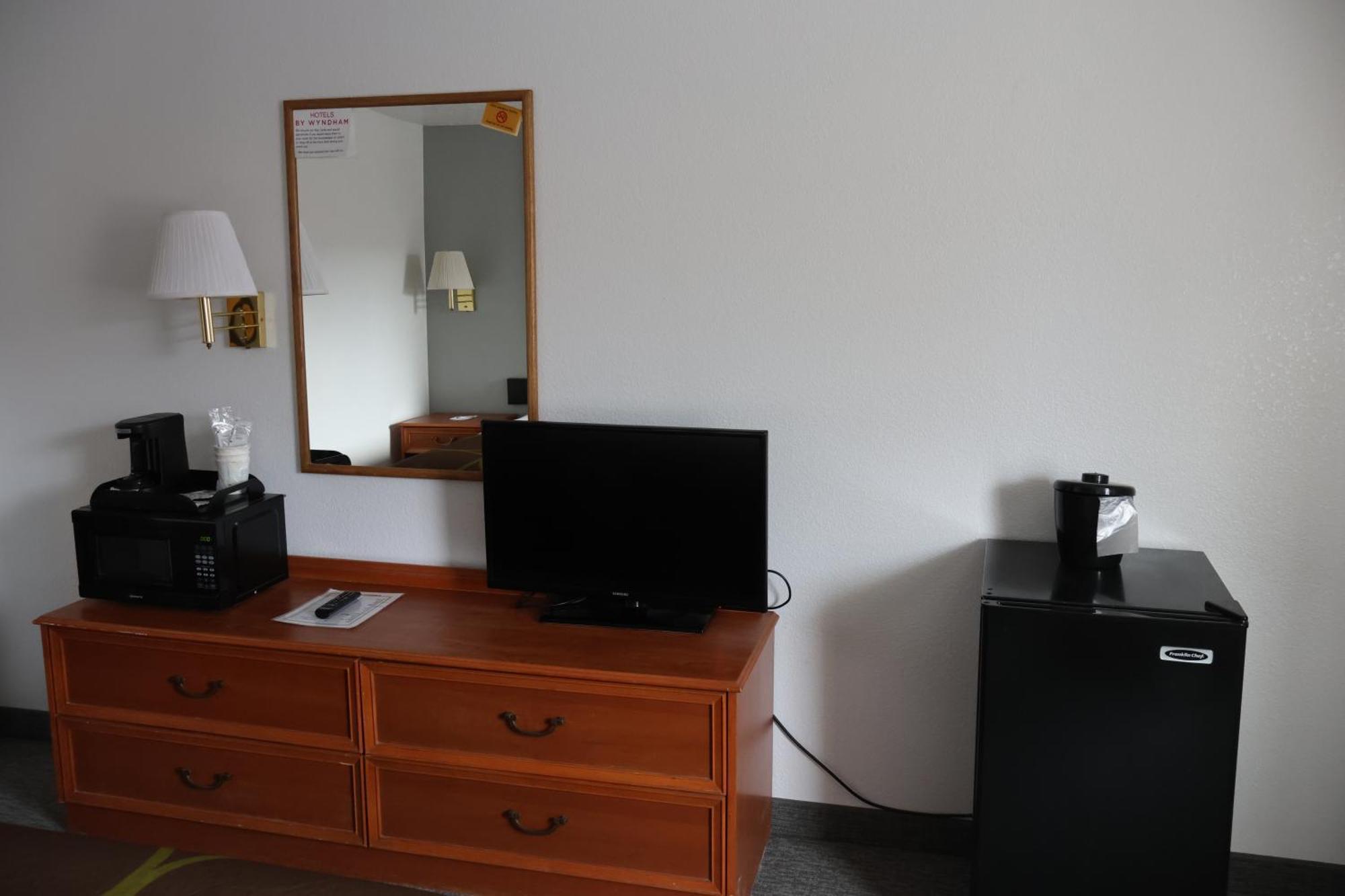 Super 8 By Wyndham Price Motel Bagian luar foto
