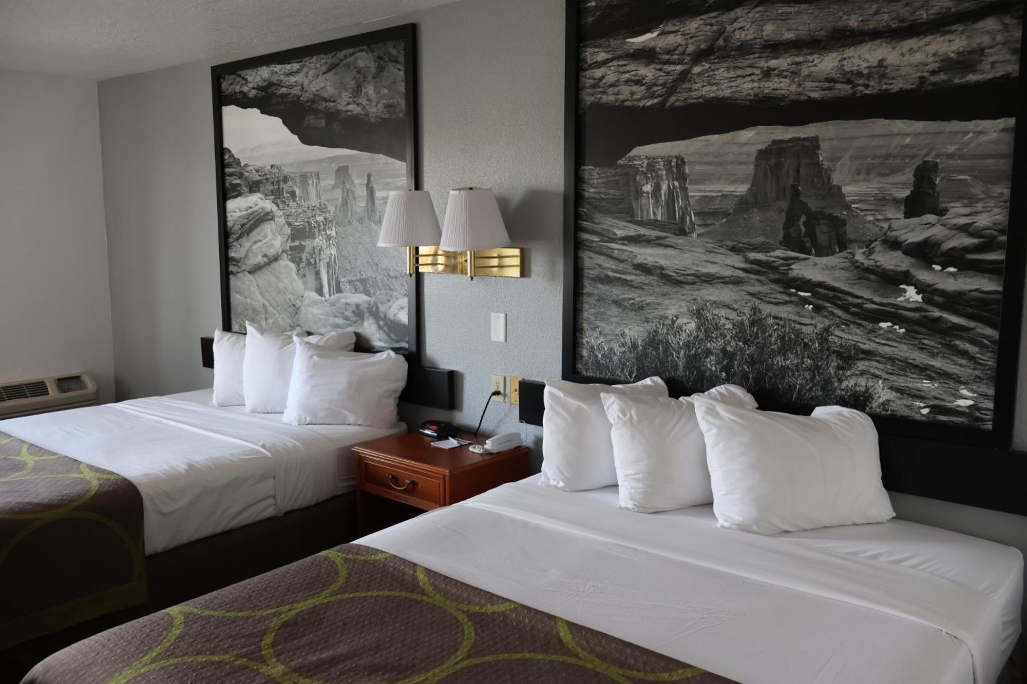 Super 8 By Wyndham Price Motel Bagian luar foto