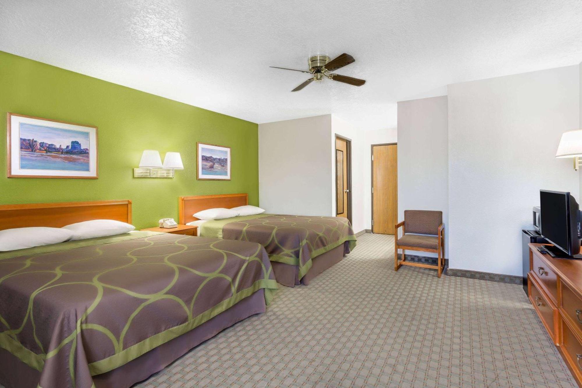 Super 8 By Wyndham Price Motel Bagian luar foto