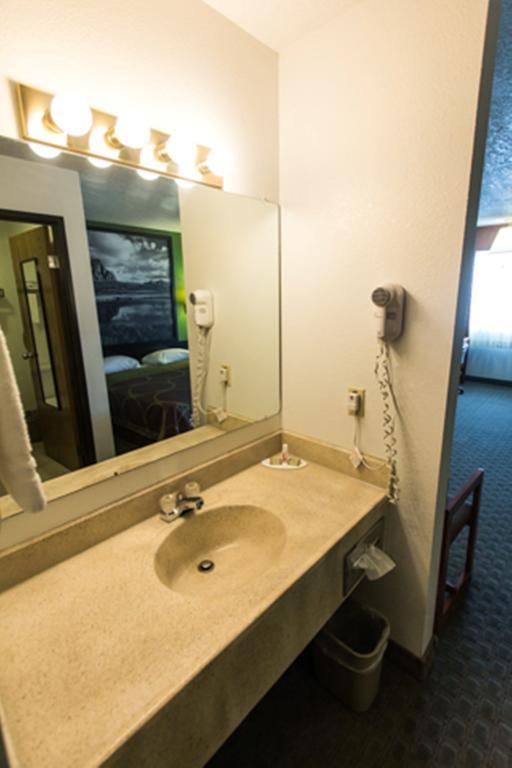 Super 8 By Wyndham Price Motel Bagian luar foto