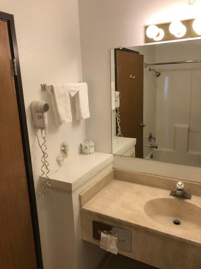 Super 8 By Wyndham Price Motel Bagian luar foto